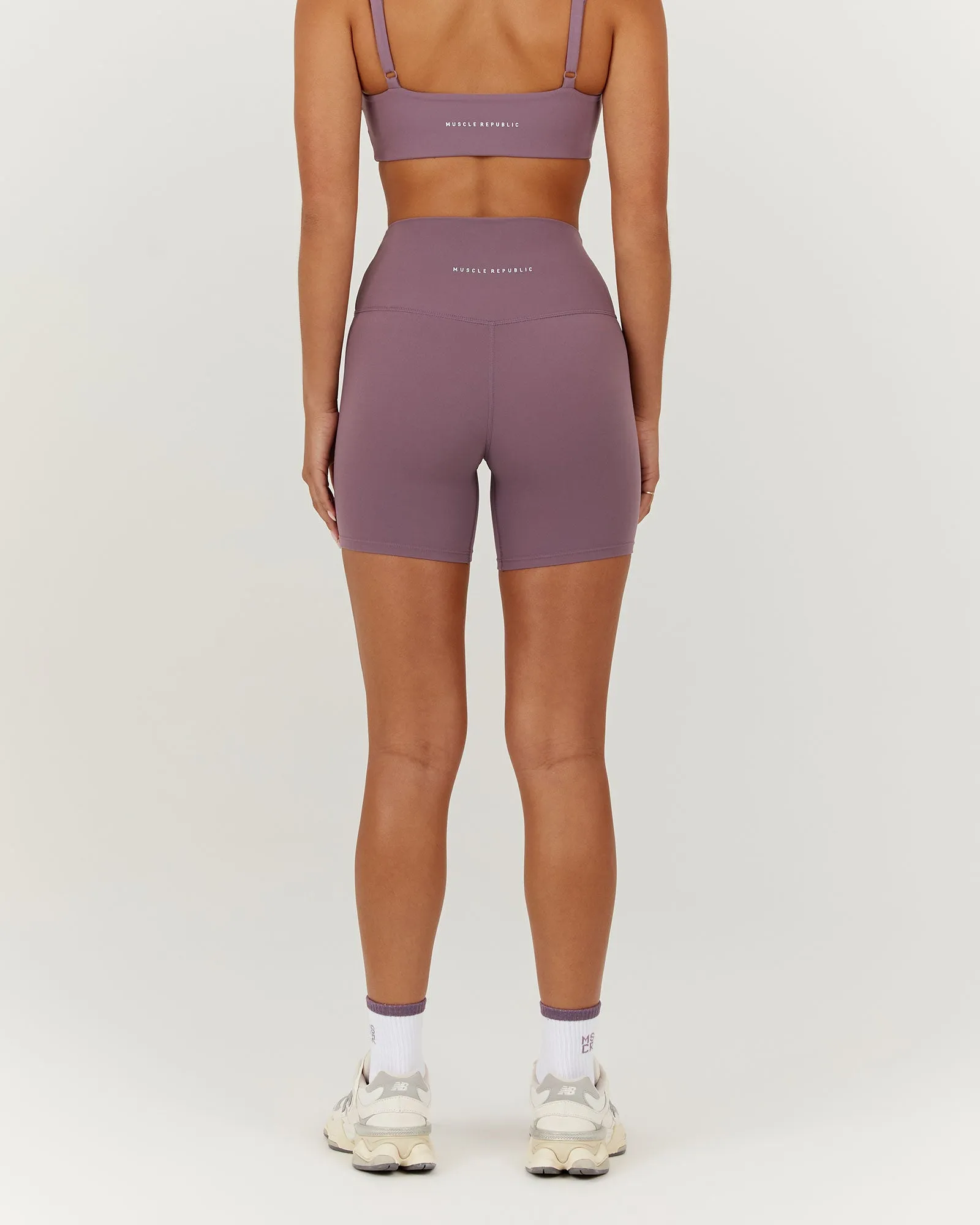 AIRE SHORTS 6" - PLUM