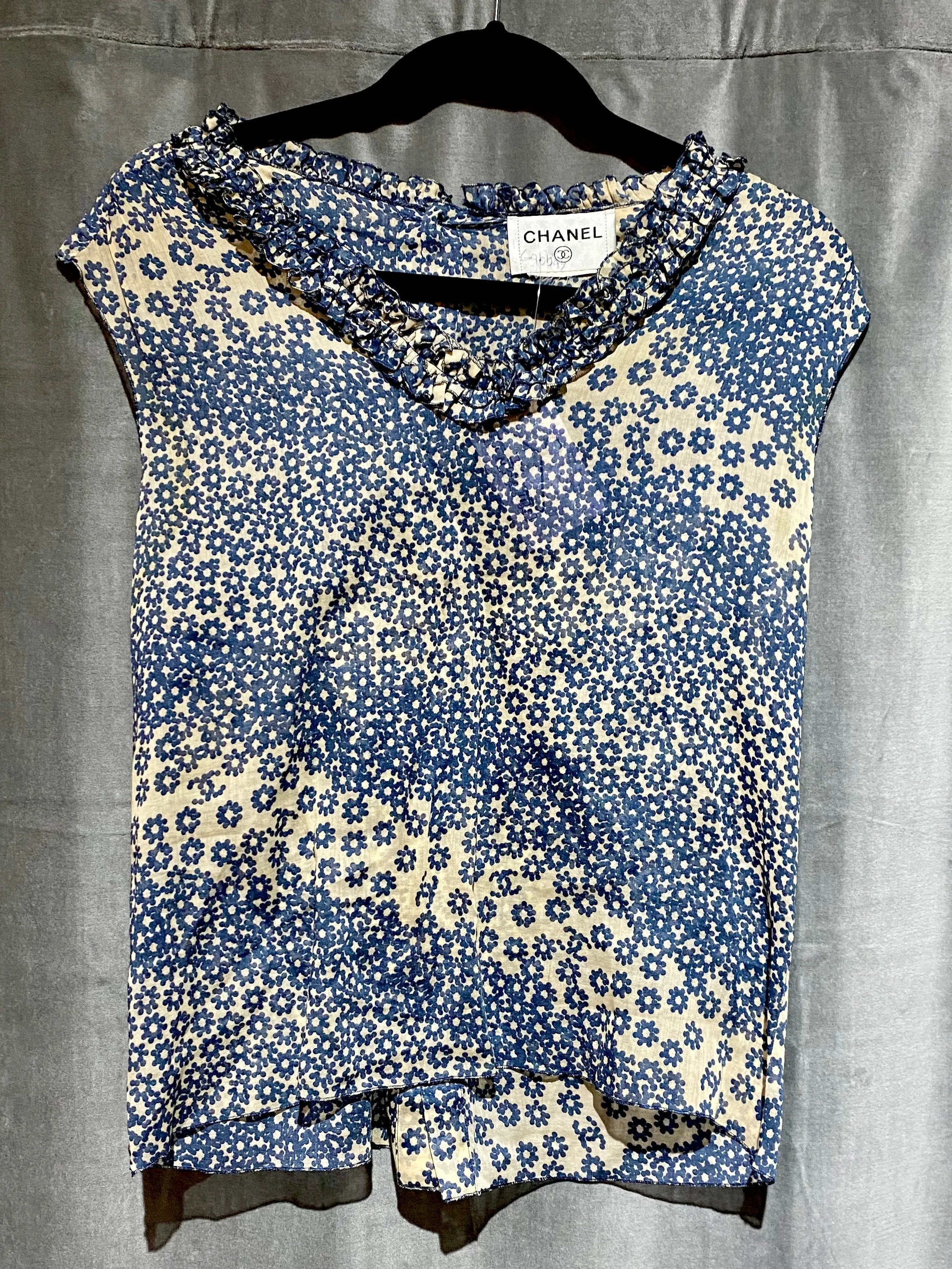 CHANEL cotton ruffle collar floral back button up sleeveless blouse