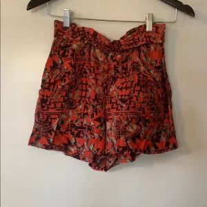 High wasted patterned shorts