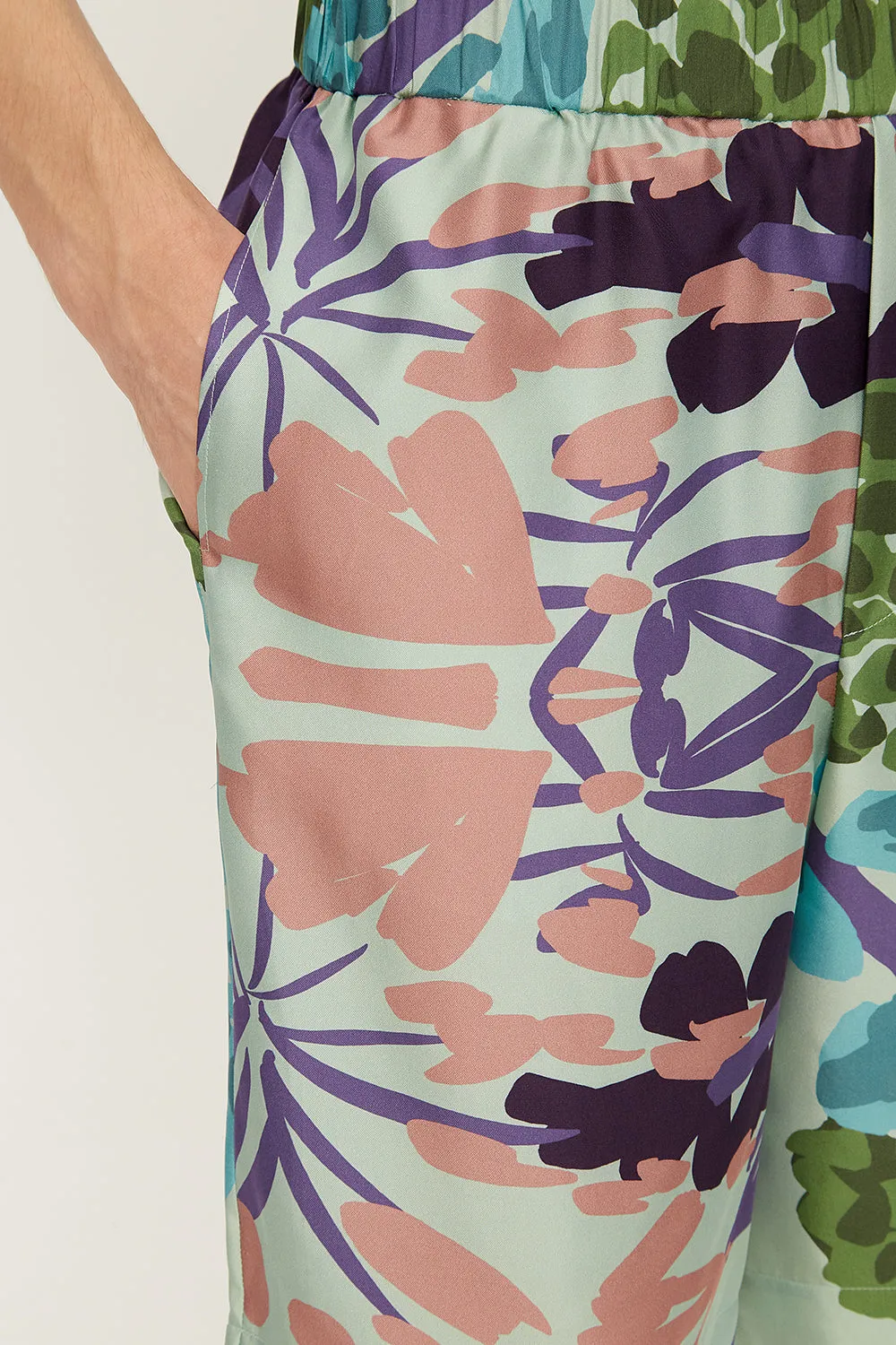 Men relaxed fit shorts in floral blue