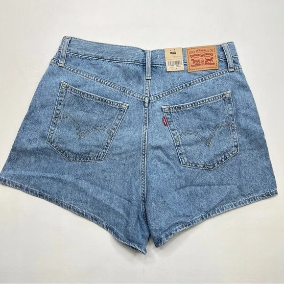 New Levi’s High Waisted Mom Jean Shorts Size 31