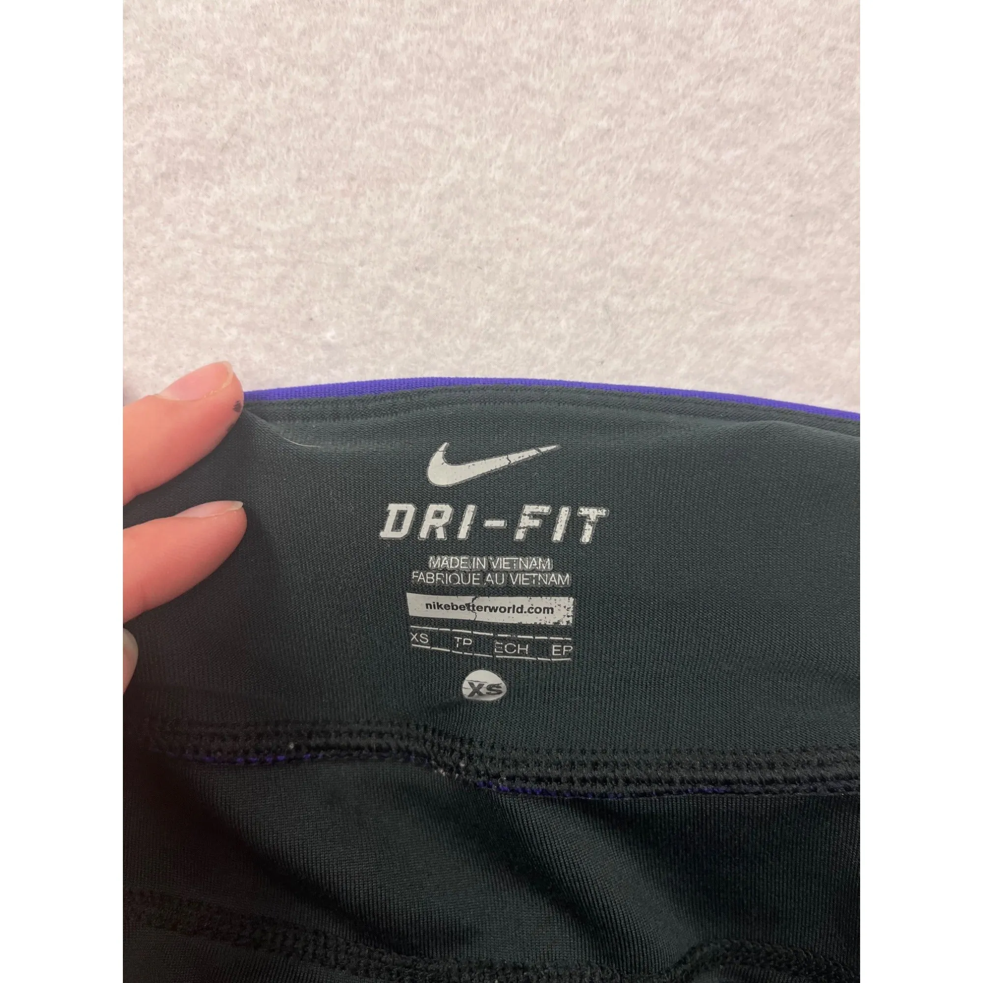Nike Womens XS Black & Purple Dri-Fit "Just Do It" Capri Leggings #8045