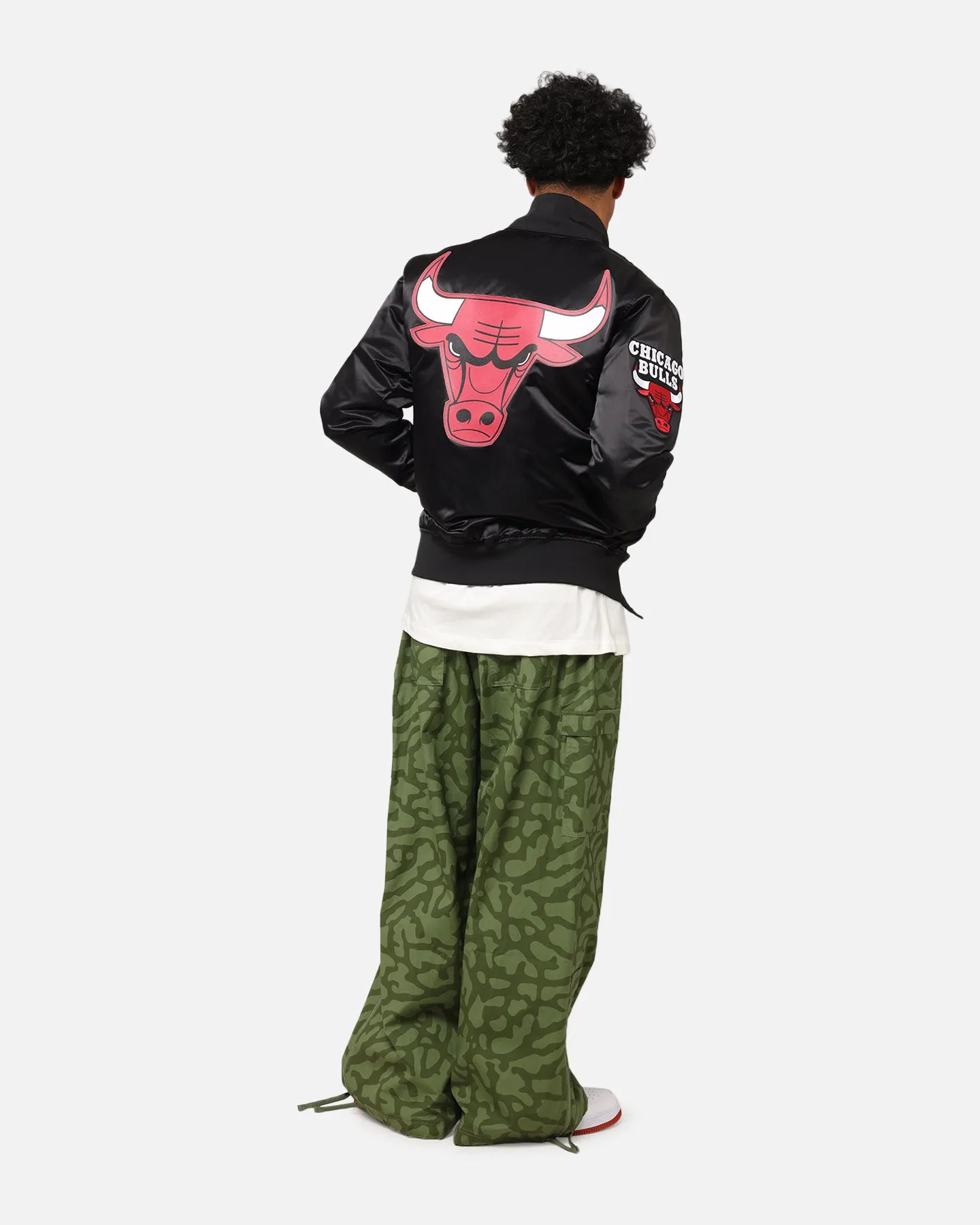 Pro Standard Chicago Bulls Big Logo Satin Jacket Black