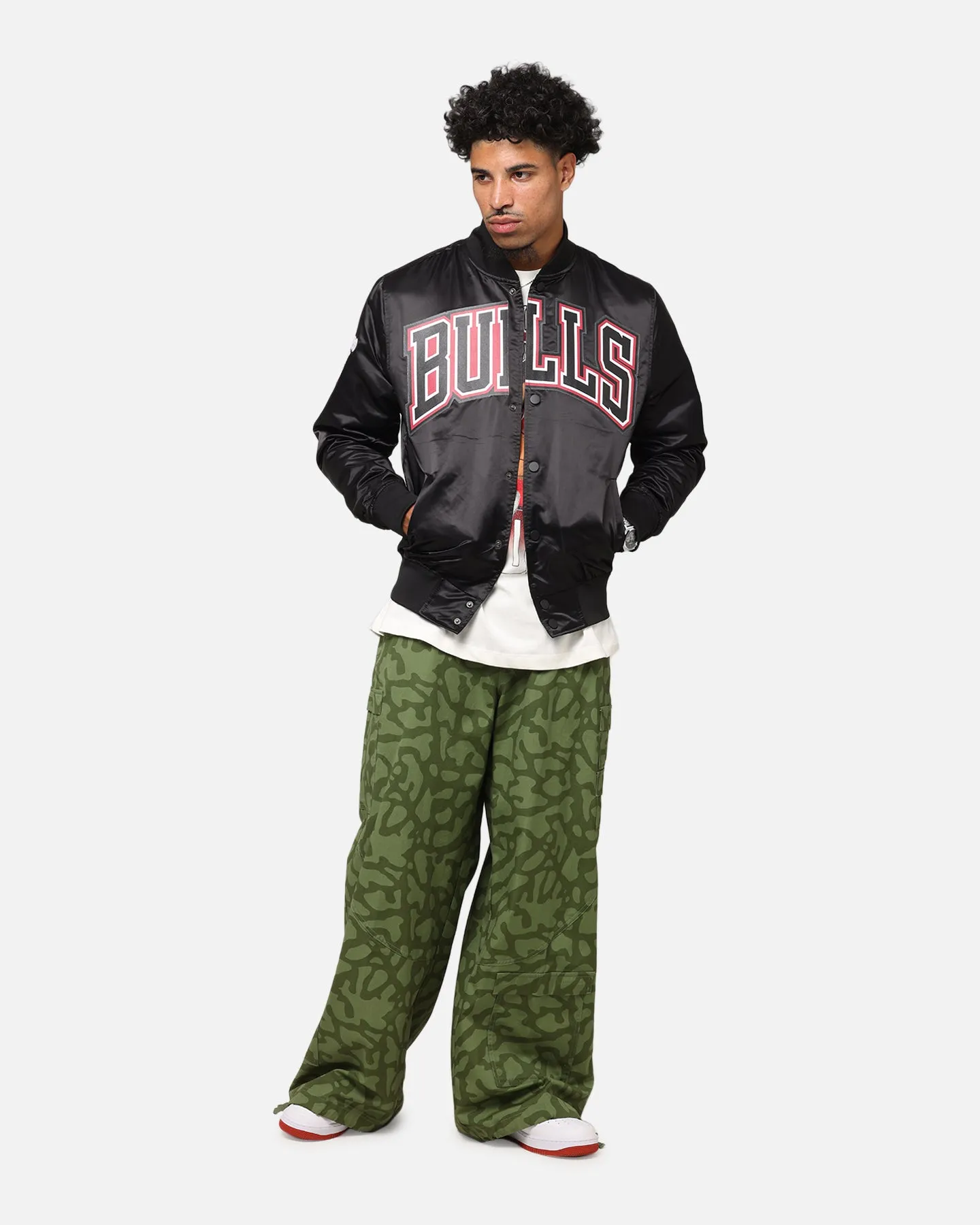 Pro Standard Chicago Bulls Big Logo Satin Jacket Black