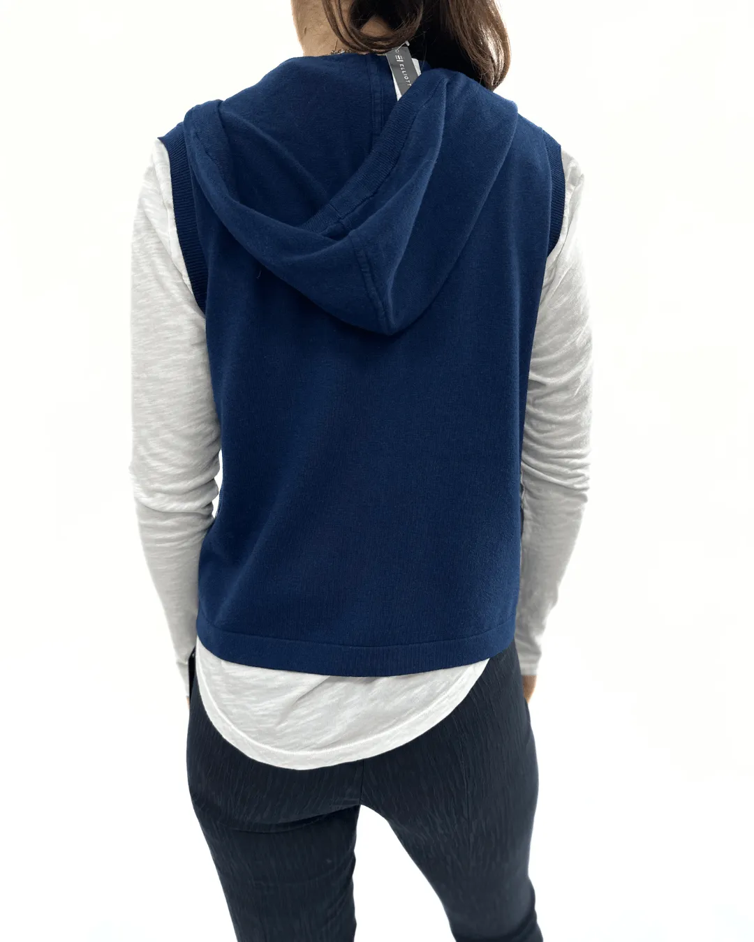 SLEEVELESS ZIP UP SWEATER