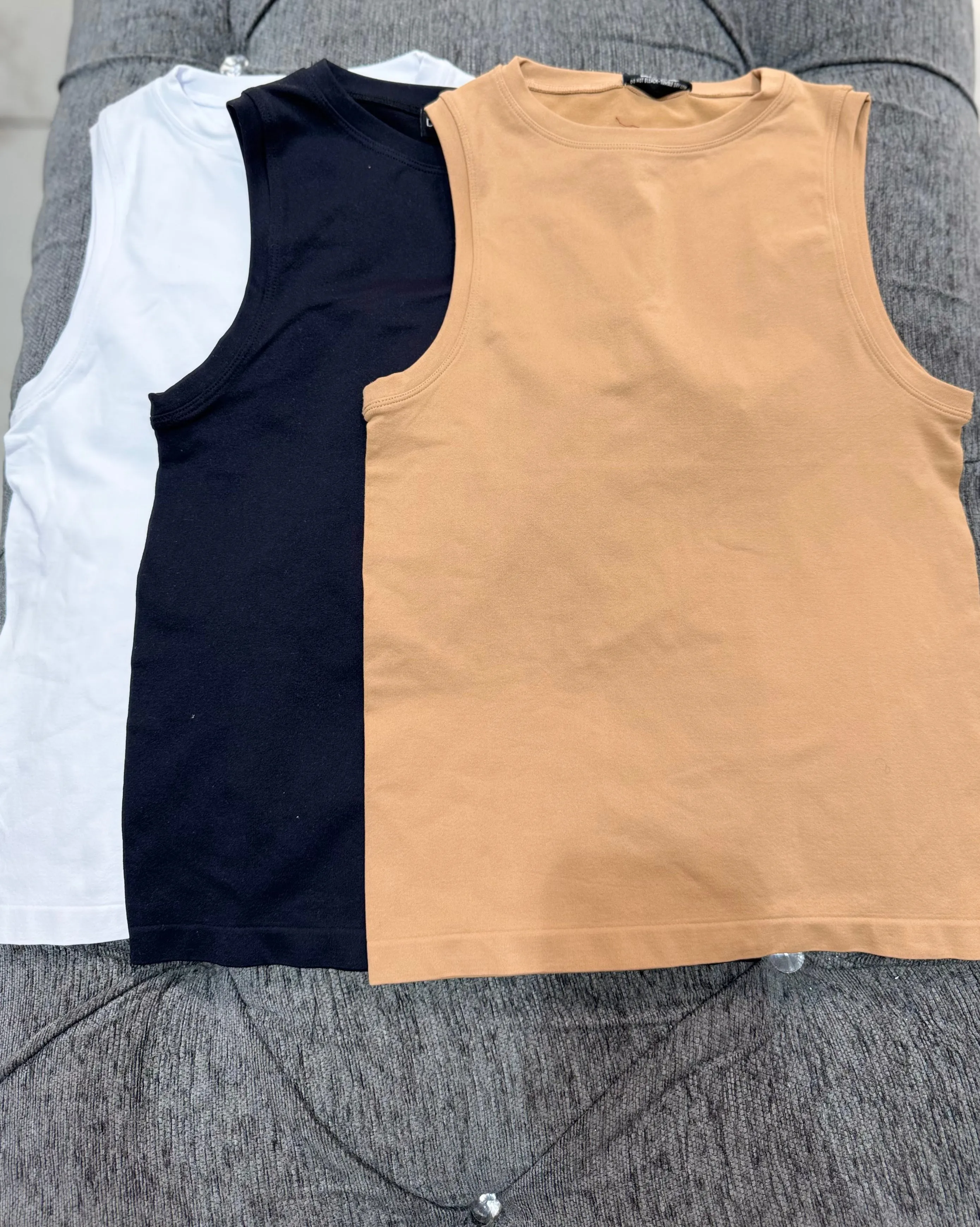 The minimalist sleeveless tops