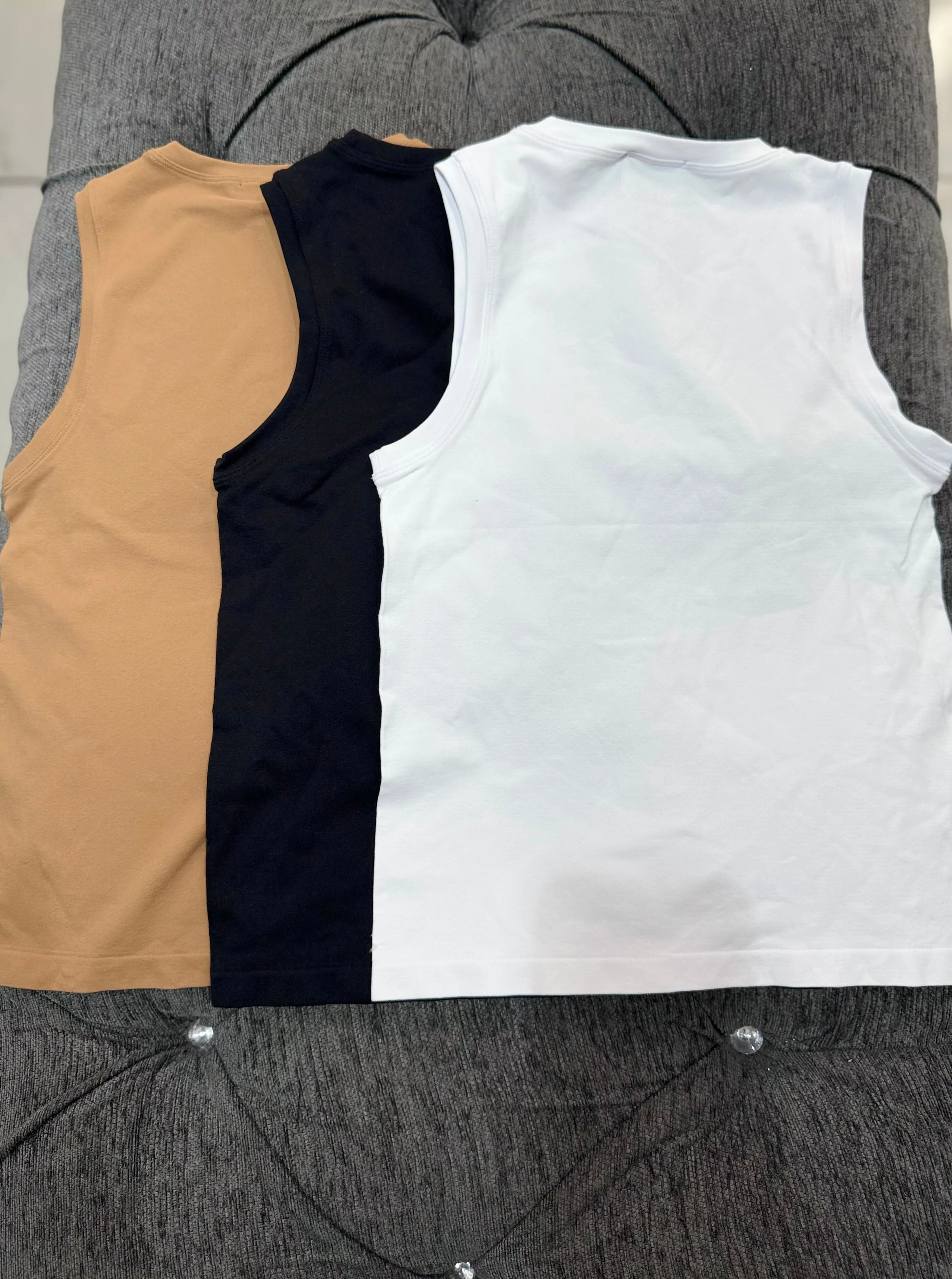 The minimalist sleeveless tops