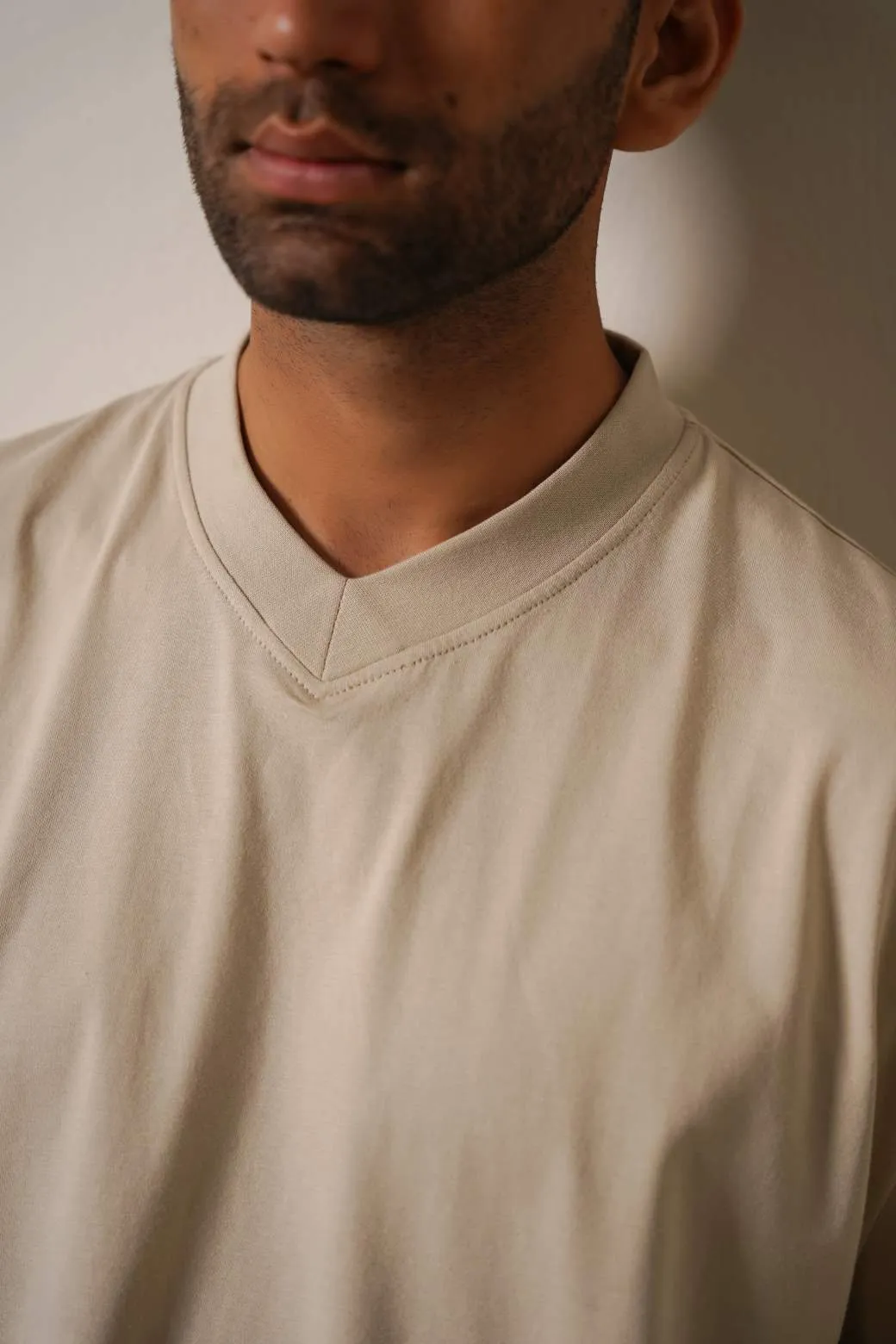 V-NECK TEE