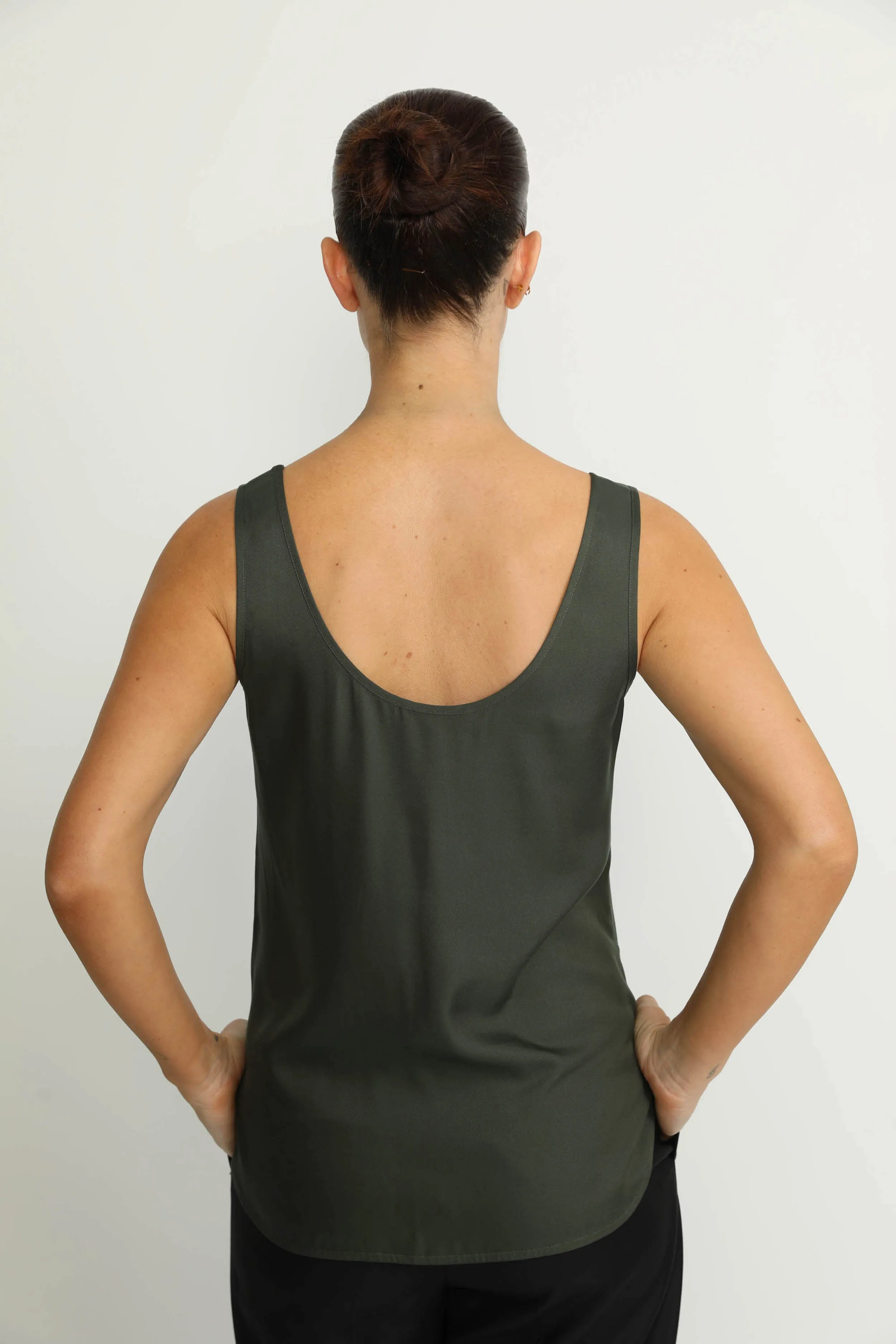 Vezia Top - Sleeveless Crew Neck Top