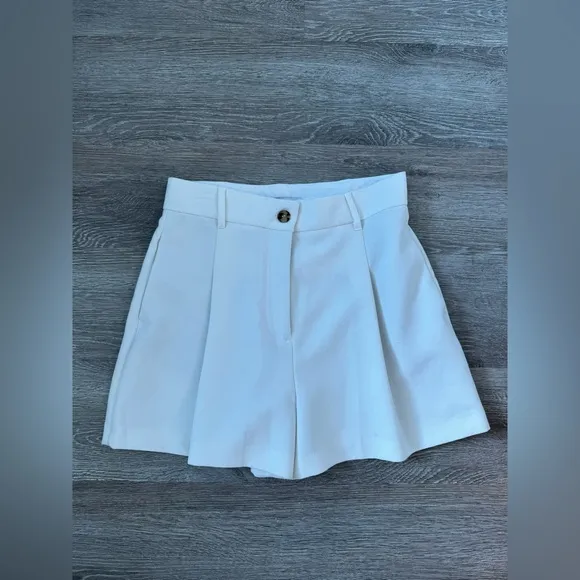 Zara NWOT High Waisted Pleated Shorts Size M White High Rise Pockets