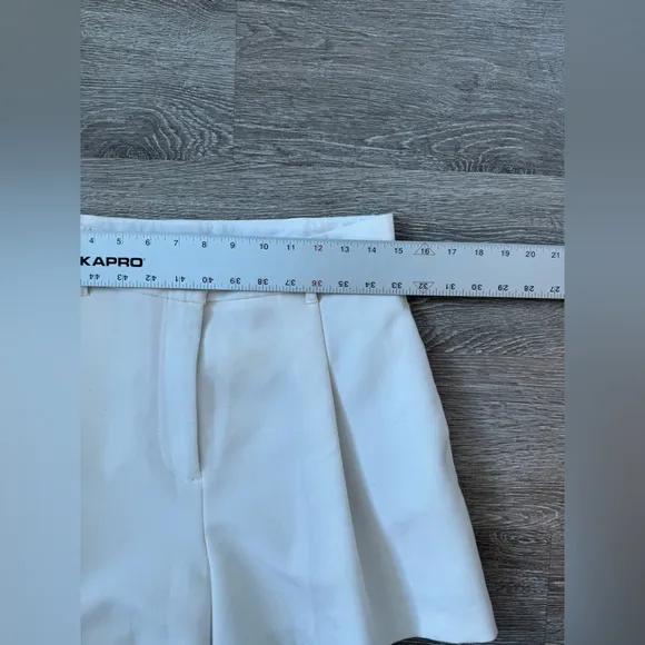 Zara NWOT High Waisted Pleated Shorts Size M White High Rise Pockets